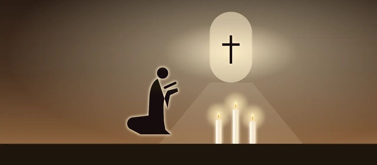 Fiel arrodillado ante una cruz y tres velas encendidas el Miércoles de Ceniza